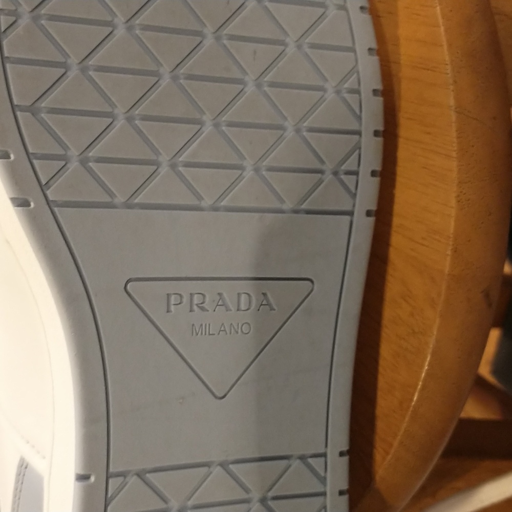 PRADA! - Picture 7 of 10